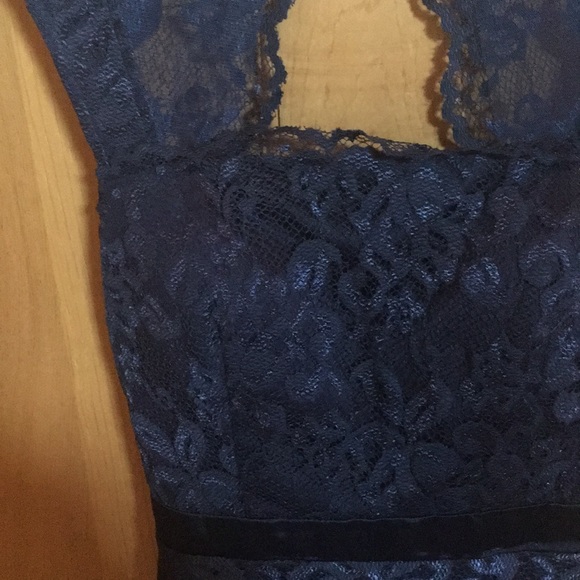 Lace Open-Back Dress - Picture 5 of 5